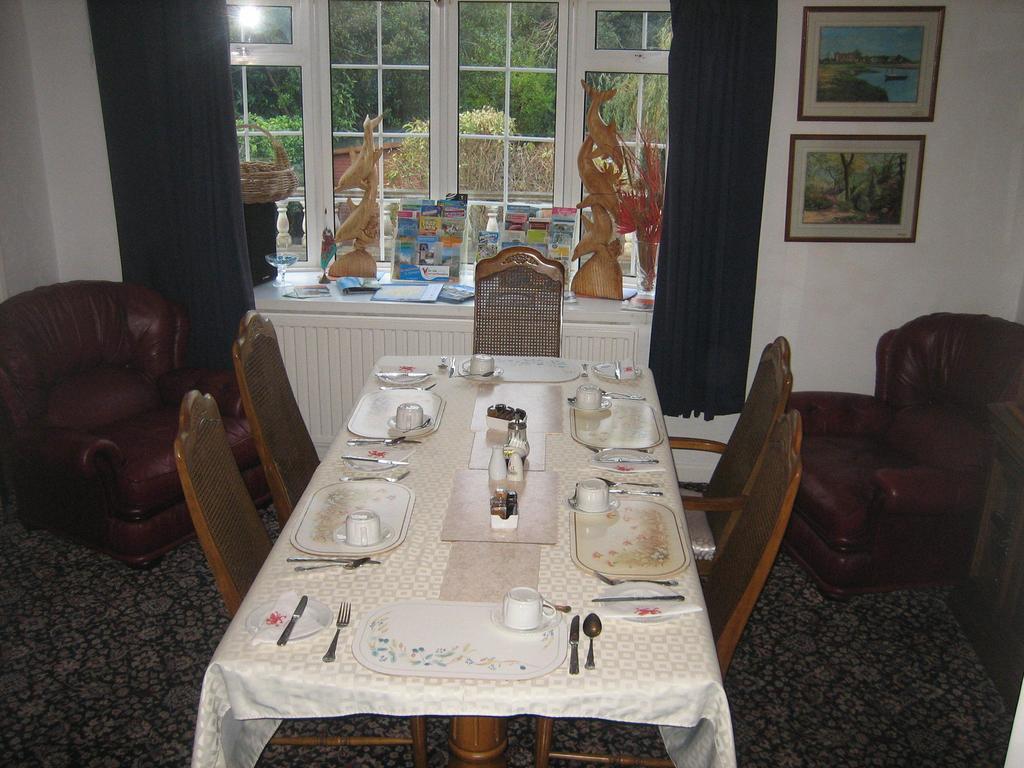 Four seasons Guest House Pembrey Extérieur photo